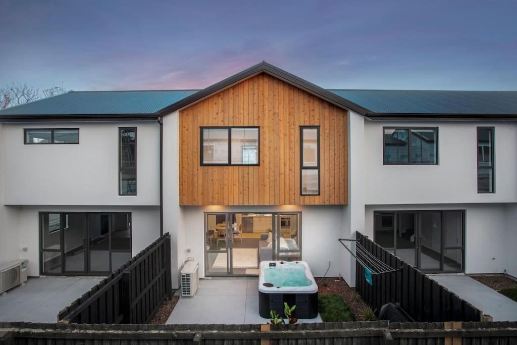 Ferienwohnung Stylish Townhouse With Hot Tub Christchurch Exterior foto