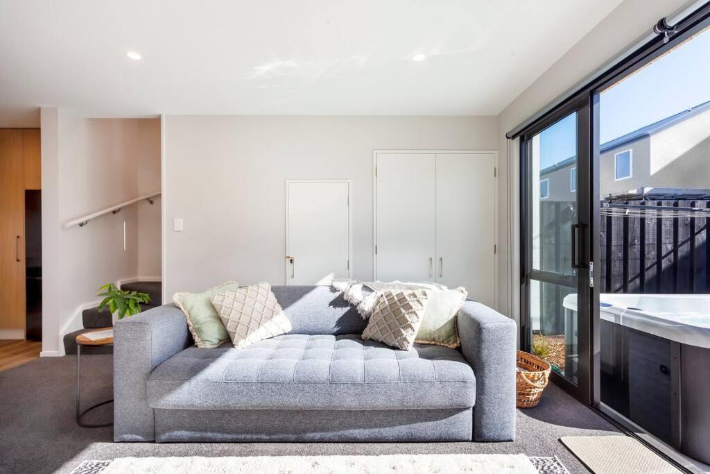 Ferienwohnung Stylish Townhouse With Hot Tub Christchurch Exterior foto