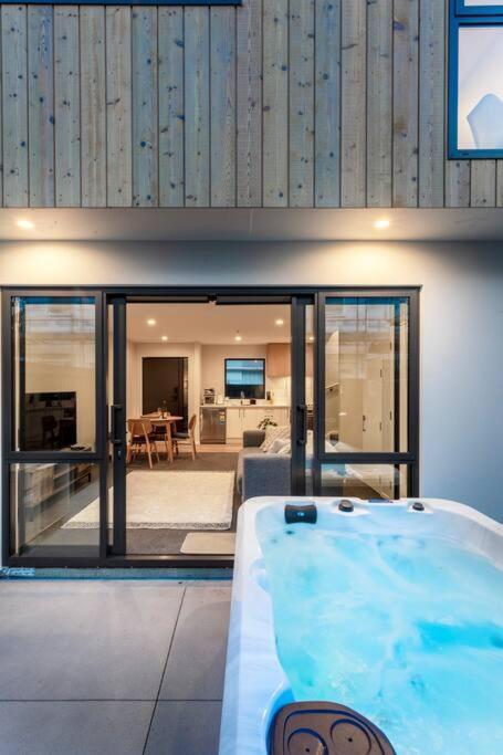 Ferienwohnung Stylish Townhouse With Hot Tub Christchurch Exterior foto