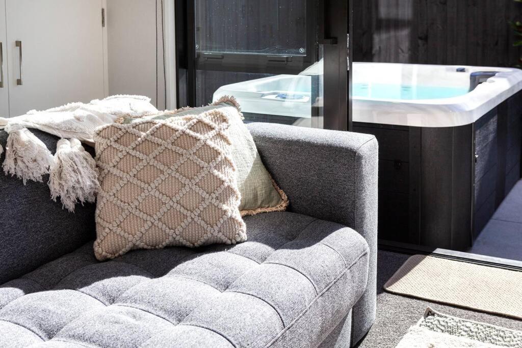 Ferienwohnung Stylish Townhouse With Hot Tub Christchurch Exterior foto