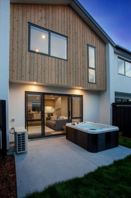 Ferienwohnung Stylish Townhouse With Hot Tub Christchurch Exterior foto