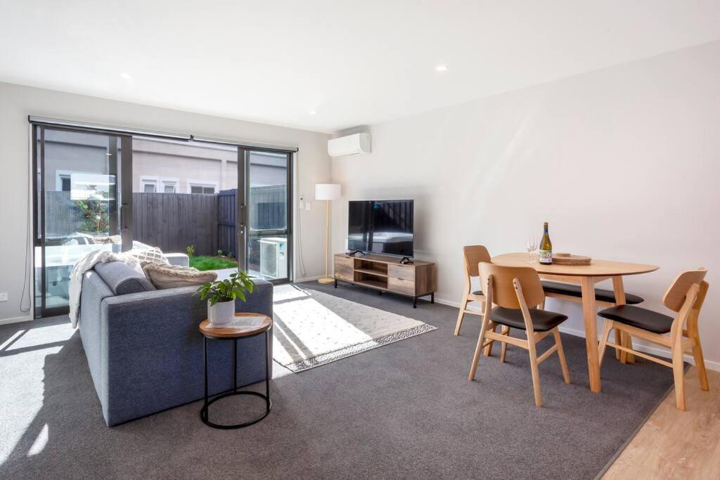 Ferienwohnung Stylish Townhouse With Hot Tub Christchurch Exterior foto