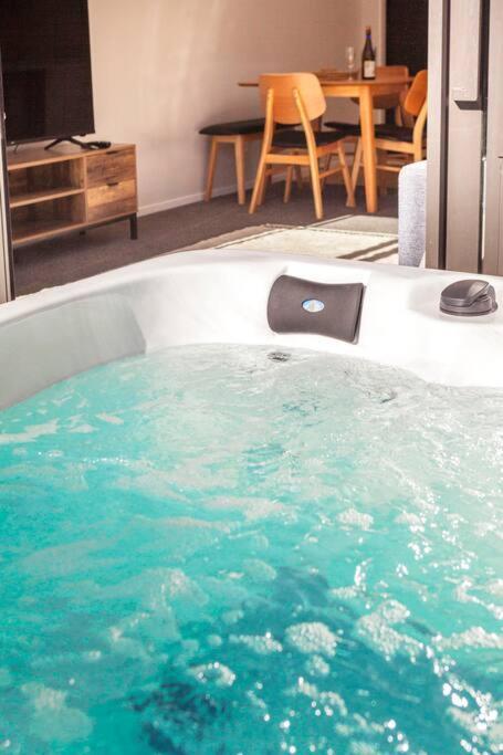 Ferienwohnung Stylish Townhouse With Hot Tub Christchurch Exterior foto