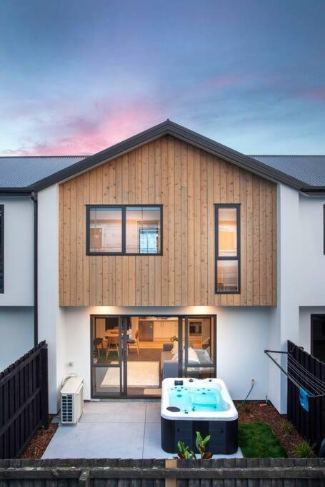 Ferienwohnung Stylish Townhouse With Hot Tub Christchurch Exterior foto