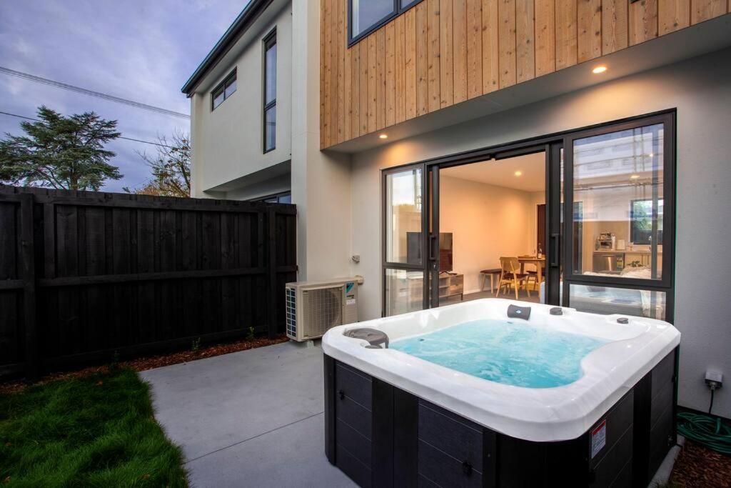 Ferienwohnung Stylish Townhouse With Hot Tub Christchurch Exterior foto